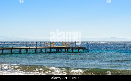 Plate-forme avec ligne de vie orange dans la mer Rouge en Egypte Banque D'Images