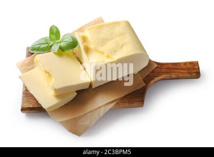 morceau de beurre sur planche à découper en bois isolé sur fond blanc Banque D'Images