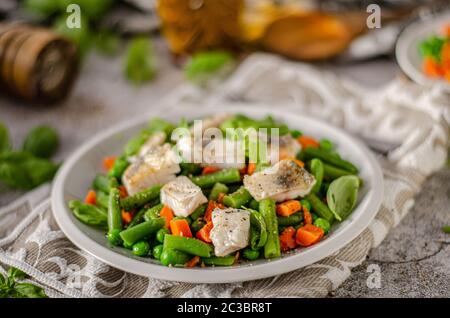 Et tout simplement belle salade avec du poisson frais Banque D'Images