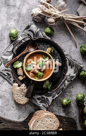 Soupe délice à la viande, au pain croustillant et au sprint bruxellois grillé Banque D'Images