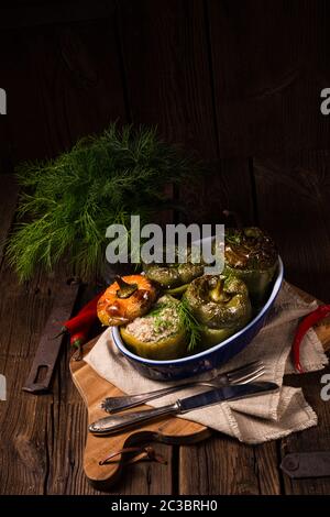 Poivrons farcis avec bulgur, courgettes et fromage de brebis Banque D'Images