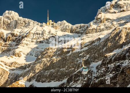 De gondole le téléphérique à la montagne Saentis dans les Alpes Suisses en hiver, Canton d'Appenzell Rhodes-Extérieures, Suisse Banque D'Images