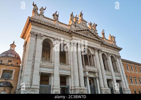 La façade principale de l'archibasilique de Saint John Latran à Rome, Italie Banque D'Images