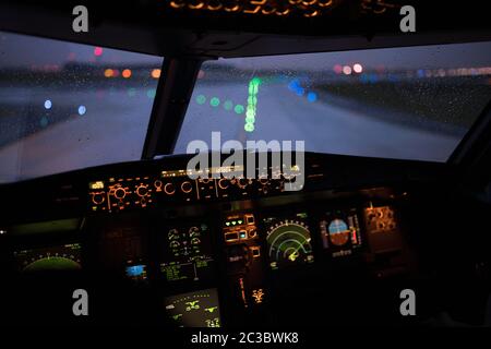 Poste de pilotage moderne avion de ligne aérienne commercial au décollage, taxant dans un aéroport Banque D'Images