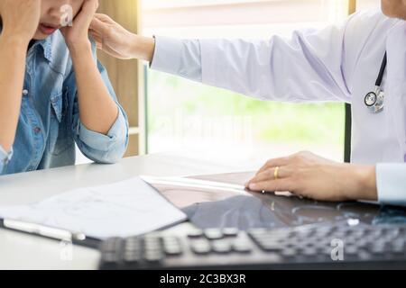 Le patient a été rassuré par la main tenant désespérément médecin appui encourageant et réconfortant avec sympathie. Dans la chambre d'hôpital Banque D'Images