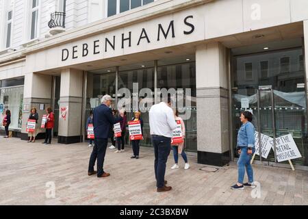 Cork, Irlande. 19 juin 2020. Thomas Gould parle aux anciens travailleurs. Les anciens travailleurs de Debenhams font grève, rue St Patrick, ville de Cork. Les anciens employés de Debanhams se sont réunis une fois de plus aujourd'hui à l'extérieur du magasin de la rue Patricks de Debanhams pour protester dans l'espoir de recevoir un paquet de licenciements équitable. Un appui a été manifesté par une grande partie du public et par certains conseillers municipaux et TDS. Credit: Damian Coleman/Alay Live News Banque D'Images