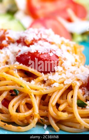 pâtes spaghetti avec tomates cerises Banque D'Images