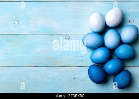 Concept Pâques. Oeufs ombrés de couleur bleue sur fond bleu en bois avec espace pour le texte. Vue de dessus ou plan d'appartement. Couleurs bleues classiques à Pâques Banque D'Images