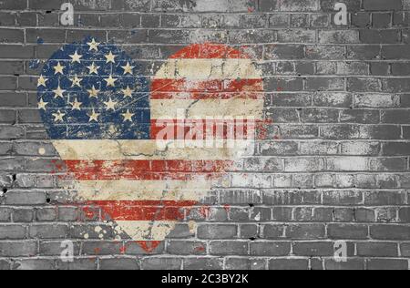 Heqart distressed grunge drapeau en forme de USA peint sur old weathered gray brick wall Banque D'Images