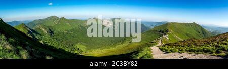 Vue depuis le sommet du Puy Mary, Parc naturel régional des volcans d'Auvergne, Cantal, Auvergne-Rhône-Alpes, France Banque D'Images