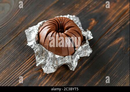 Le chocolat noir orange sur fond de bois Banque D'Images