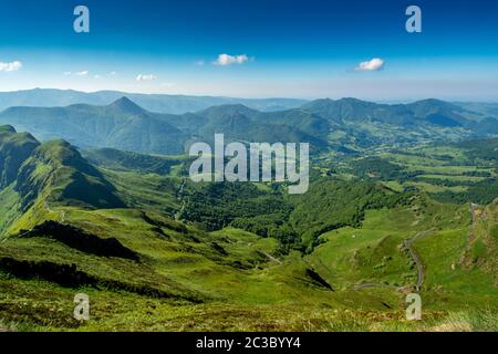 Vue depuis le sommet du Puy Mary, Parc naturel régional des volcans d'Auvergne, Cantal, Auvergne-Rhône-Alpes, France Banque D'Images