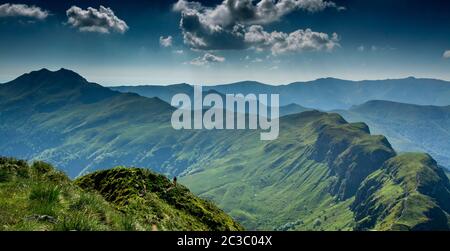 Vue depuis le sommet du Puy Mary, Parc naturel régional des volcans d'Auvergne, Cantal, Auvergne-Rhône-Alpes, France Banque D'Images