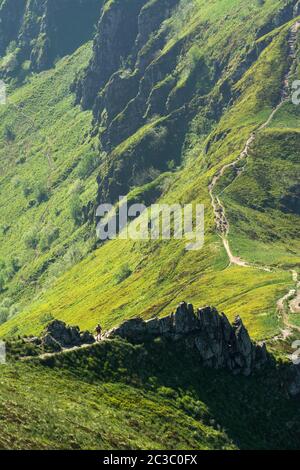 Vue depuis le sommet du Puy Mary, Parc naturel régional des volcans d'Auvergne, Cantal, Auvergne-Rhône-Alpes, France Banque D'Images