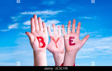 Les enfants des mains. Bye mot coloré Ciel bleu en arrière-plan Banque D'Images