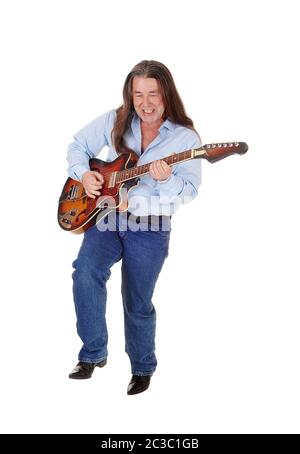 Un musicien heureux jouant de sa guitare avec sa longue chevelure brune, chant, isolée pour fond blanc Banque D'Images
