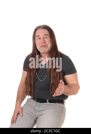 L'âge moyen d'un homme autochtone dans un portrait photo portant une chemise noire et des bijoux avec ses longs cheveux, isolée pour fond blanc Banque D'Images