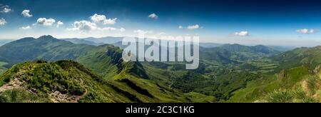 Vue depuis le sommet du Puy Mary, Parc naturel régional des volcans d'Auvergne, Cantal, Auvergne-Rhône-Alpes, France Banque D'Images