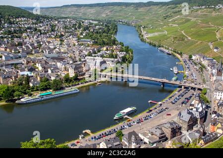 Vue sur la vallée de la Moselle et la ville de Bernkastel-Kues depuis le château Landshut Banque D'Images