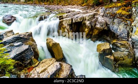 L'eau de la rivière Sunwapta qui coule sur le bord des chutes Sunwapta avant de rejoindre la rivière Ayjabasca dans le parc national Jasper, en Alberta, au Canada Banque D'Images