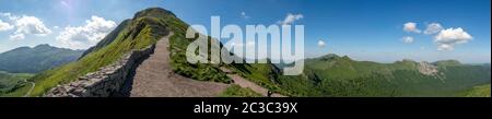 Vue sur le sommet du Puy Mary, Parc naturel régional des volcans d'Auvergne, Cantal, Auvergne-Rhône-Alpes, France Banque D'Images