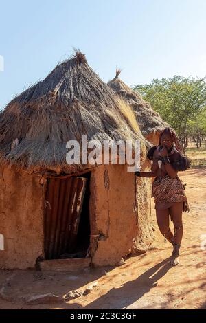 Femme Himba avec dans le village, namibie Afrique Banque D'Images