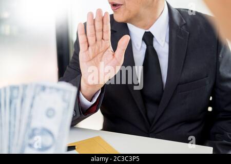 Businessman refuse de recevoir de l'argent qui viennent avec le papier de l'accord - pas de corruption et de concept Banque D'Images