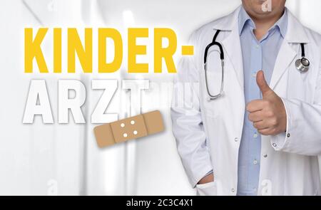 Kinderarzt (en allemand) concept et médecin pédiatre avec Thumbs up. Banque D'Images