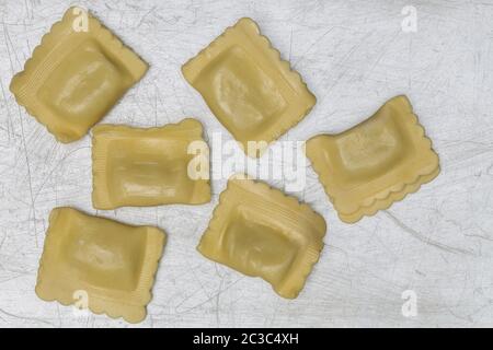 Pâtes Ravioli sur plaque de cuisson. Banque D'Images
