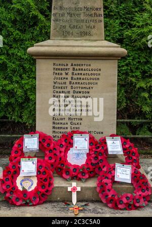 Couronnes de pavot au Tong Park War Memorial, Baildon, Yorkshire, Angleterre. Banque D'Images