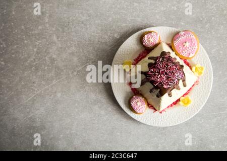 Arrière-plan de l'alimentation de Pâques. Caillé traditionnel gâteau de Pâques avec des fleurs de printemps crocus sur le fond clair. Cottage de pâques fromage  + dessert Banque D'Images