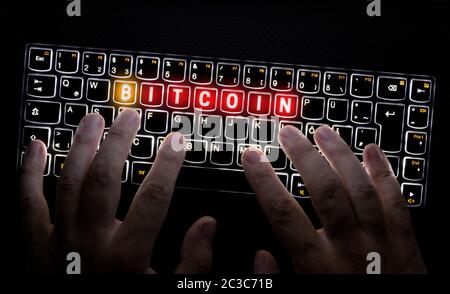 Clavier Bitcoin est exploité par Hacker. Banque D'Images