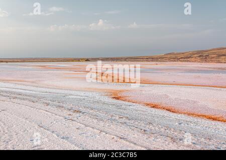 Lac salé rose Koyash en été, cap Opuk Kerch Crimée Banque D'Images