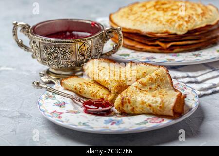 Crêpes faites maison. Maslenitsa russe. Banque D'Images