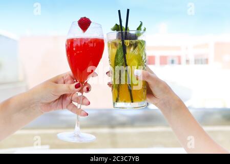 Faites des croque-monsieur avec des cocktails qui proposent des toasts Banque D'Images