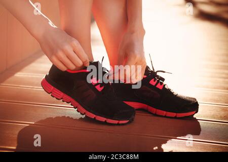 Faites une petite brassière pour attacher des baskets avant l'entraînement Banque D'Images