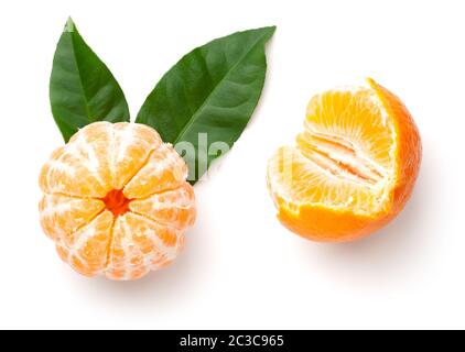 Orange mandarine pelée avec feuilles vertes isolées sur fond blanc. Clémentine, mandarine. Vue de dessus. Pose à plat Banque D'Images