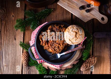 Bigos polonais avec saucisse et prune séchée Banque D'Images