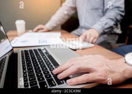 L'homme d'affaires de l'inspecteur de l'administrateur financier et secrétaire de faire rapport, le calcul ou la vérification de l'équilibre. Inspecteur de l'Internal Revenue Service checki Banque D'Images