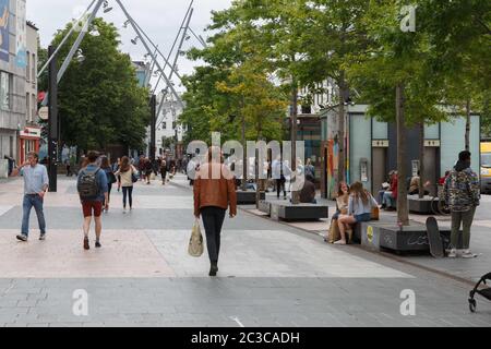 Cork, Irlande. 19 juin 2020. Les clients se font un plaisir de se rendre au centre-ville pour profiter de Sunshine, Cork City. Le beau temps a attiré une foule de clients enthousiastes aujourd'hui dans le centre-ville. Credit: Damian Coleman/Alay Live News Banque D'Images