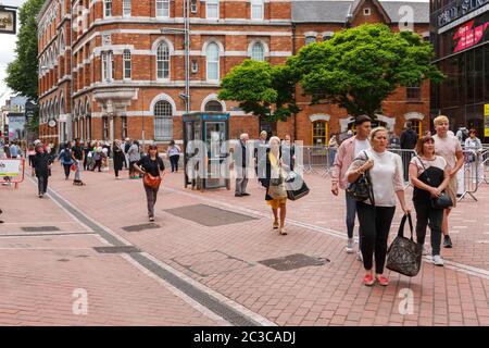 Cork, Irlande. 19 juin 2020. Les clients se font un plaisir de se rendre au centre-ville pour profiter de Sunshine, Cork City. Le beau temps a attiré une foule de clients enthousiastes aujourd'hui dans le centre-ville. Credit: Damian Coleman/Alay Live News Banque D'Images