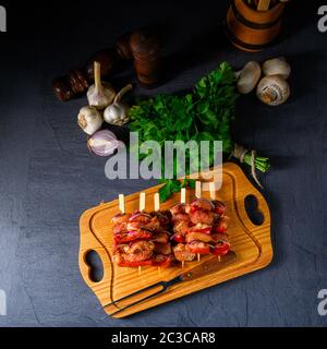 kebab de shish cru avec divers légumes Banque D'Images