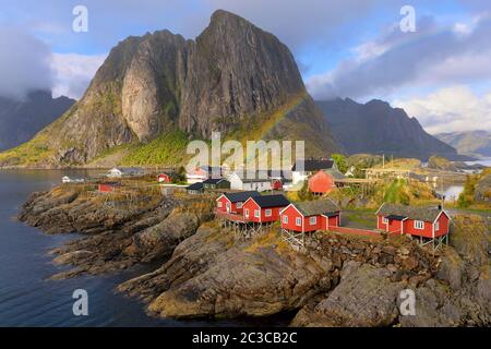 Hamnoy, îles Lofoten/Norvège en été : ambiance nocturne avec arc-en-ciel Banque D'Images