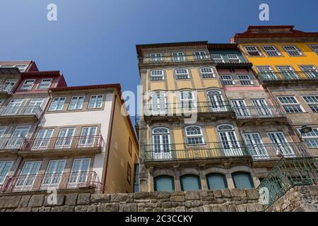 Porto, Portugal. 17 avril 2017 : Les bâtiments colorés typiques du quartier de Ribeira, avec ses commerces, restaurants et bars construit dans le mur de pierre. L'Unes Banque D'Images