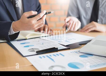 Opérateurs en bourse à la recherche à l'analyse des finances rapport des stocks commerciaux marketing en ligne de office Banque D'Images