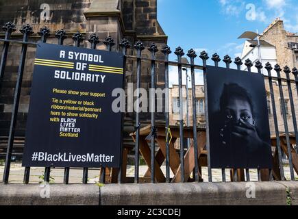 Édimbourg, Écosse, Royaume-Uni, 19 juin 2020. Black Lives Matter Mural Trail: Un nouveau sentier d'art se développe dans les lieux d'art pour soutenir la campagne BLM lancée par le producteur d'arts Wezi Mhura. Photo : le siège du Festival international d'Édimbourg, le Hub avec un portrait de Jamal Yussuff. On encourage les gens à attacher un ruban jaune ou noir sur les rampes comme symbole de soutien Banque D'Images