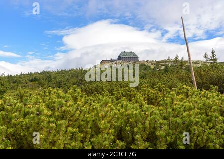 Vue sur l'abri sur la montagne Szrenica dans les montagnes géantes polistiques Banque D'Images