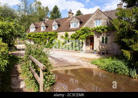 Chalets à côté de la ford dans le village de Duntisbourne Rouse, Gloucestershire, Royaume-Uni Banque D'Images