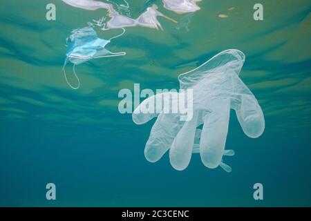 Gants et masque facial pollution des déchets de plastique océanique sous l'eau depuis la pandémie du coronavirus COVID-19 Banque D'Images