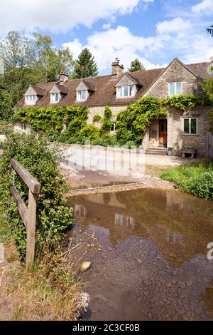 Chalets à côté de la ford dans le village de Duntisbourne Rouse, Gloucestershire, Royaume-Uni Banque D'Images